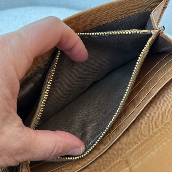 Prada - Picture 9 of 14